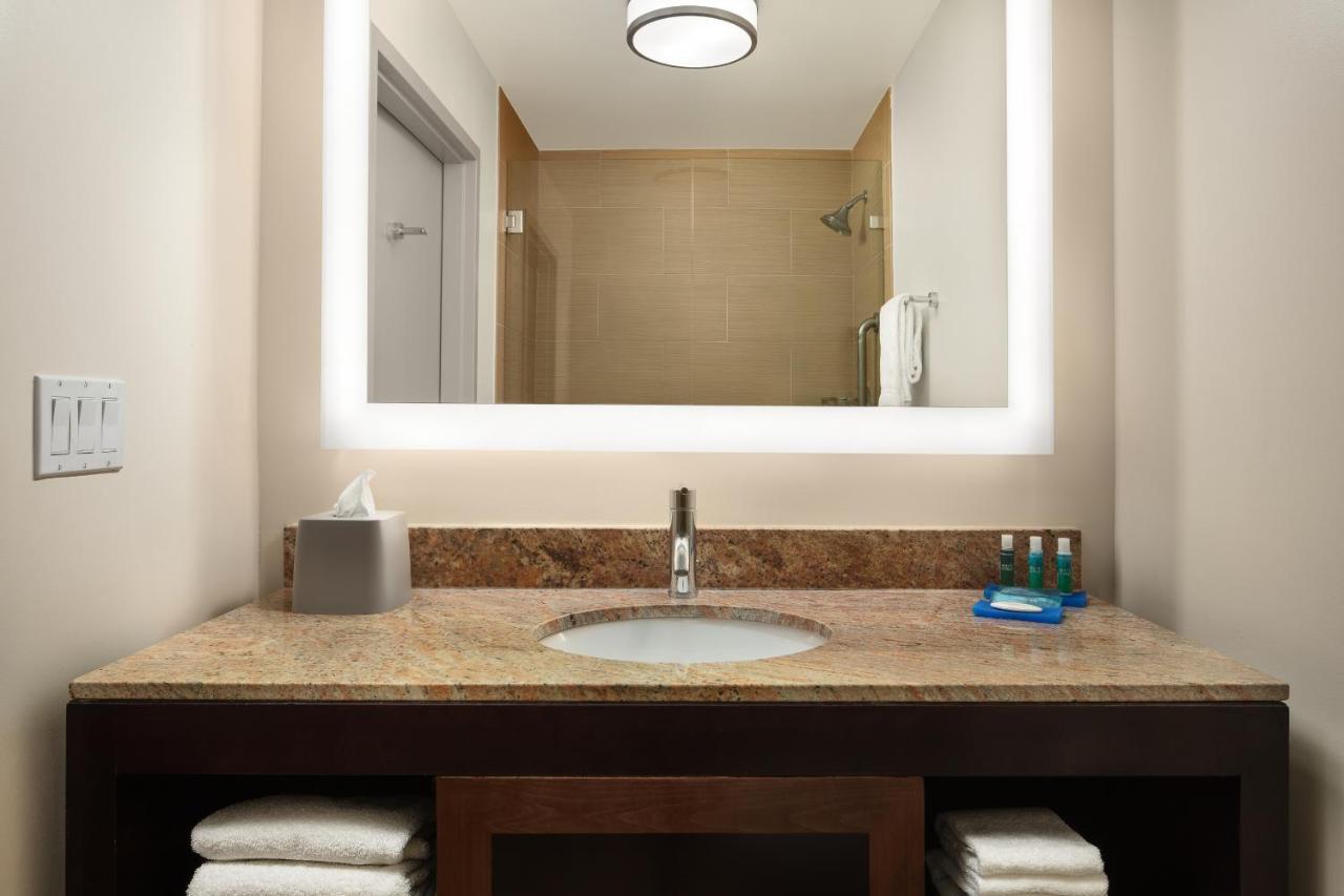 Holiday Inn Express Hotel & Suites Belmont By Ihg Exterior photo