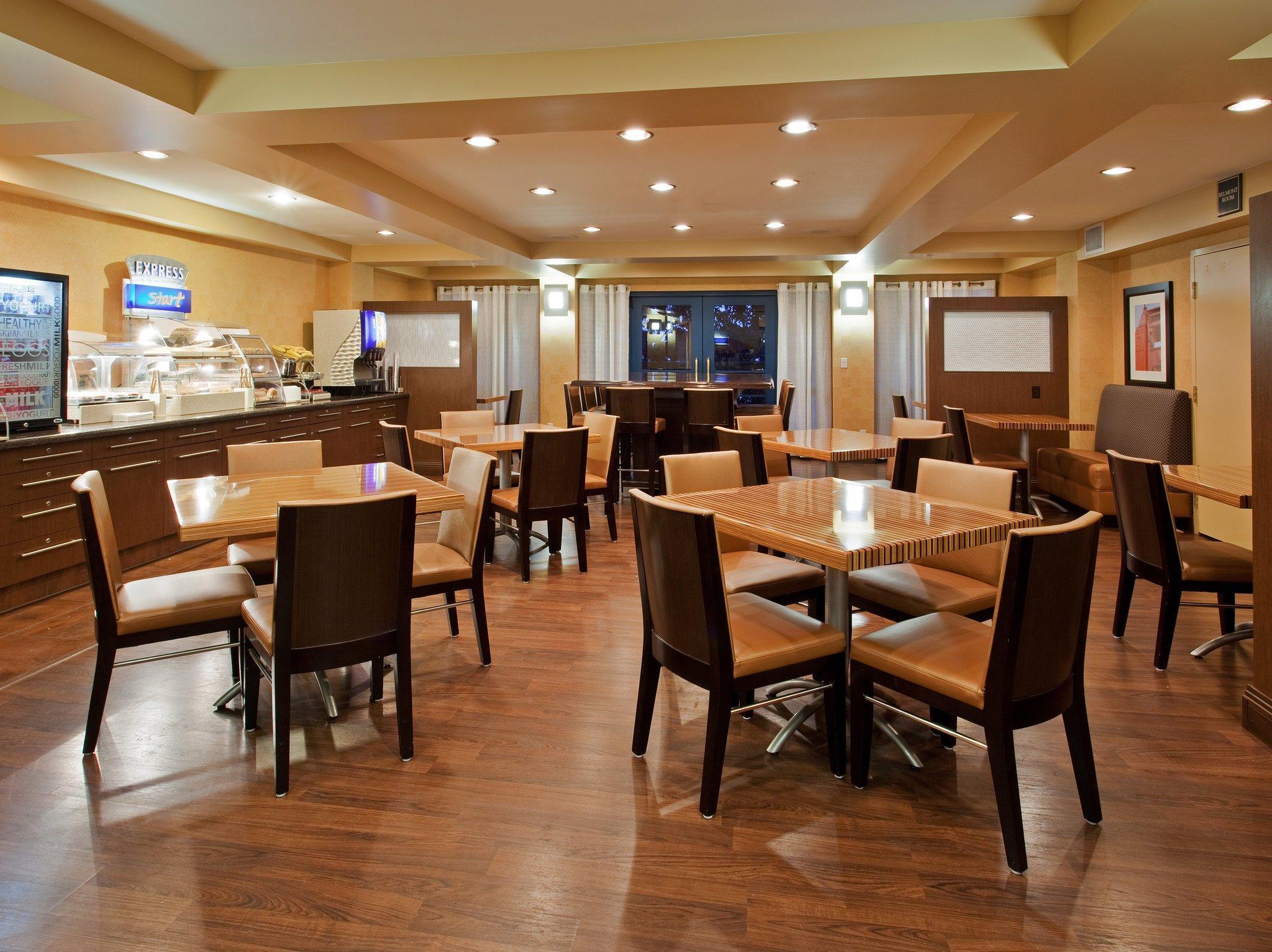 Holiday Inn Express Hotel & Suites Belmont By Ihg Exterior photo